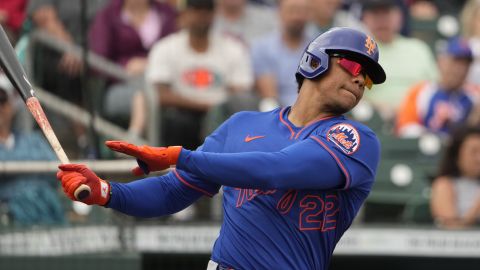 New York Mets' Juan Soto swings during the third inning of a spring training baseball game against the St. Louis Cardinals Monday, Feb. 24, 2025, in Jupiter, Fla. (AP Photo/Jeff Roberson)