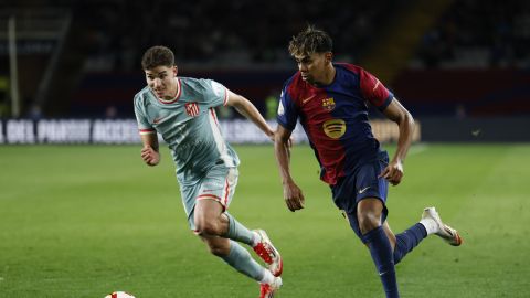 Atletico Madrid's Julian Alvarez, left, and Barcelona's Lamine Yamal fight for the ball during a Spanish Copa del Rey, or King's Cup, the semi-final soccer match between Barcelona and Atletico Madrid in Barcelona, Spain, Tuesday, Feb. 25, 2025. AP Photo/Joan Monfort)