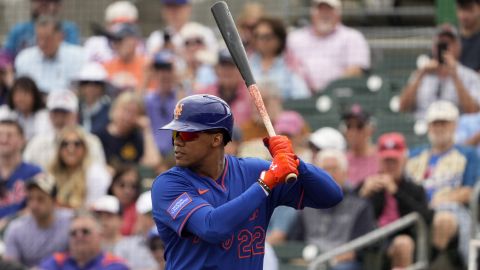 New York Mets' Juan Soto bats during the first inning of a spring training baseball game against the Miami Marlins Wednesday, Feb. 26, 2025, in Jupiter, Fla. (AP Photo/Jeff Roberson)