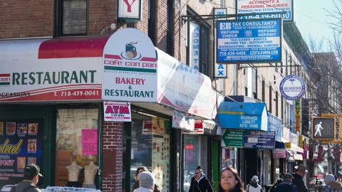 Carteles de negocios en español e inglés en Brooklyn, Nueva York.