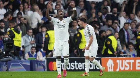 Vinícius Jr. y Brahim Díaz celebran el gol con el que el Real Madrid derrotó al "Atléti".