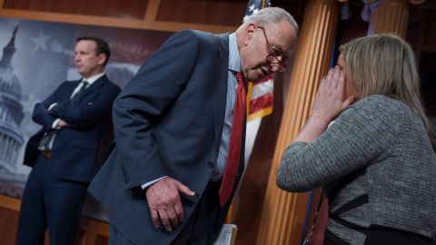 El senador Schumer enfrenta cuestionamientos sobre respaldo a presupuesto demócrata.