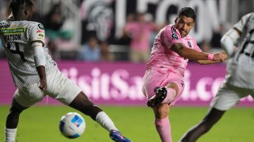 Inter Miami forward Luis Suárez, right, kicks to score a goal during the second half of a CONCACAF Champions Cup soccer match against Cavalier Thursday, March 6, 2025, in Fort Lauderdale, Fla. (AP Photo/Lynne Sladky)