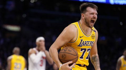 Luka Doncic reacciona durante la remontada de los Lakers en la segunda mitad del partido contra los NY Knicks realizado en Los Ángeles.