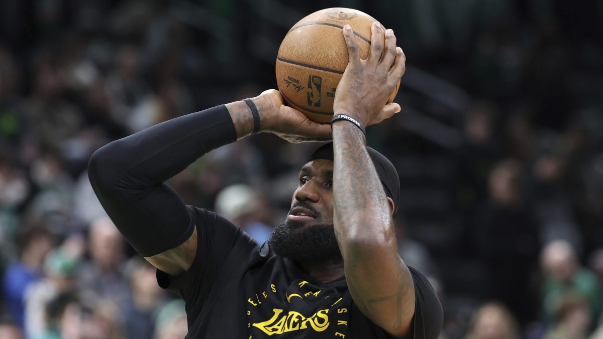 LeBron James seguirá un año más con los Lakers: ejerció su opción de $52.6 millones