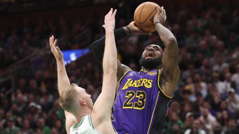LeBron James prepara su tiro ante la defensa de Sam Hauser, de los Celtics, durante el partido en el que Boston frenó a los Lakers. James salió lesionado en el cuarto periodo.