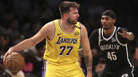 El esfuerzo de Luka Doncic no le alcanzó a los Lakers para llevarse el juego.