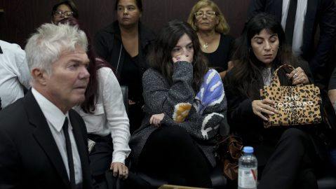 Fernando Burlando (i), abogado de Dalma (c) y Gianinna Maradona (d) durante el juicio.