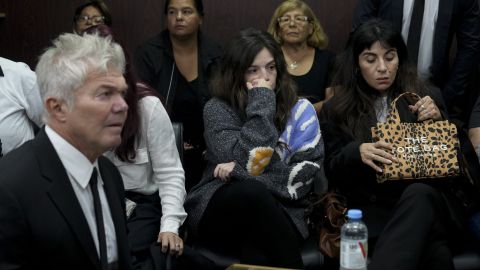 Fernando Burlando (i), abogado de Dalma (c) y Gianinna Maradona (d) durante el juicio.