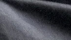 Fan de Maradona sostiene una imgen del futbolista afuera del tribunal.