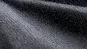 Fan de Maradona sostiene una imgen del futbolista afuera del tribunal.