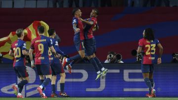 Raphinha y Lamine Yamal, las figuras del encuentro, celebran uno de los goles.