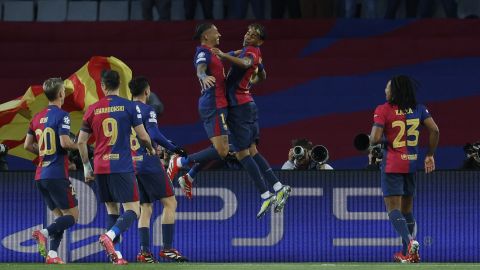 Raphinha y Lamine Yamal, las figuras del encuentro, celebran uno de los goles.