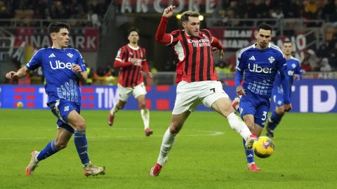 AC Milan's Santiago Gimenez, centre, controls the ball way from Como's Alex Valle, left, and his teammate Lucas Da Cunha during the Italian Serie A soccer match between AC Milan and Como at the San Siro Stadium in Milan, Italy, Saturday, March 15, 2025. (AP Photo/Antonio Calanni)