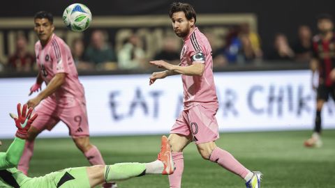 Momento en el que Messi anota su primer gol de la temporada.