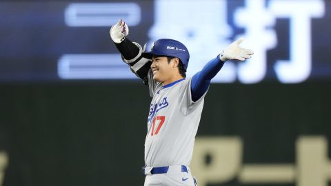 Shohei Ohtani celebra su segunda carrera del juego.