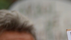 Jasmín Ramírez sostiene una foto de su hijo, Ángelo Escalona, ​​quien habría sido enviado a El Salvador por EE.UU.