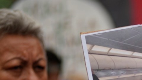 Jasmín Ramírez sostiene una foto de su hijo, Ángelo Escalona, ​​quien habría sido enviado a El Salvador por EE.UU.