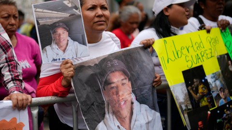 Jasmín Ramírez sostiene una foto de su hijo, Ángelo Escalona, quien habría sido enviado a El Salvador por EE.UU.