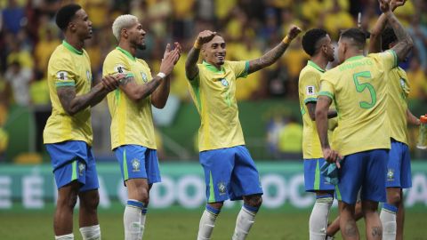 Brazil's Raphinha, center, and teammates celebrate their team's 2-1 victory over Colombia at the end of a FIFA World Cup 2026 qualifying soccer match at Mane Garrincha stadium in Brasilia, Brazil, Friday, March 21, 2025. (AP Photo/Silvia Izquierdo)