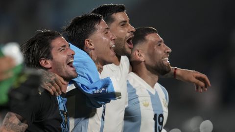 Argentina players celebrate defeating Uruguay during a qualifying soccer match for the FIFA World Cup 2026 in Montevideo, Uruguay, Friday, March 21, 2025. (AP Photo/Matilde Campodonico)