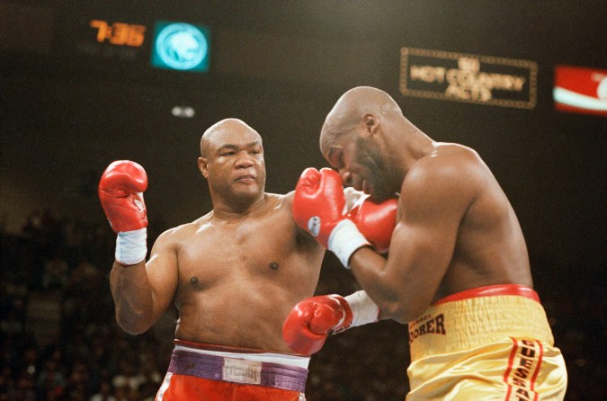 George Foreman (izq.) conecta a Michael Moorer durante su pelea de 1994 en Las Vegas. Foreman, entonces de 45 años, ganó por nocaut para convetirse en el campeón mundial de peso completo de mayor edad.