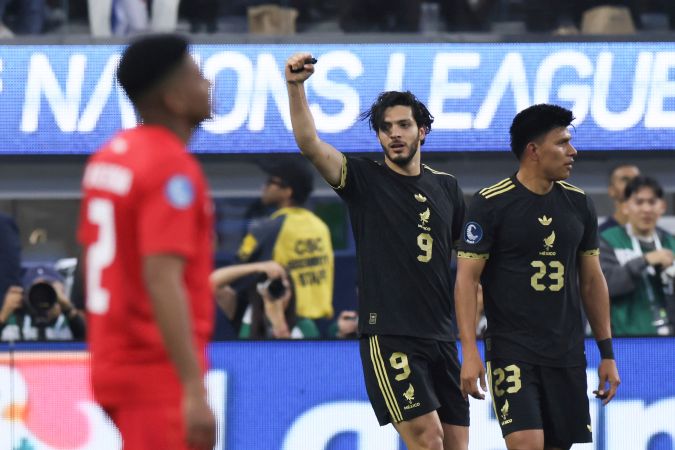 Raúl Jiménez celebra su anotación que adelantó a México contra Panamá en la final de la Concacaf Nations League en la cancha de SoFi Stadium.