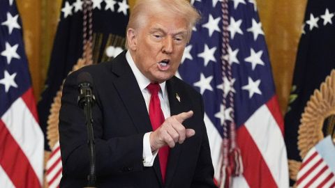 El presidente Trump endureció su postura sobre México y Canadá.