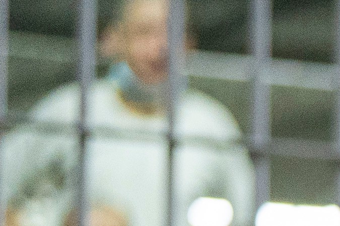 El ministro de Justicia y Seguridad Pública, Héctor Villatoro, a la derecha, acompaña a la secretaria de Seguridad Nacional, Kristi Noem, al centro, durante un recorrido por CECOT.