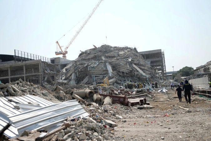Potente terremoto en Myanmar y Tailandia deja destrozos y muertos.