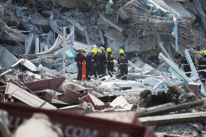 Potente terremoto en Myanmar y Tailandia deja destrozos y muertos.