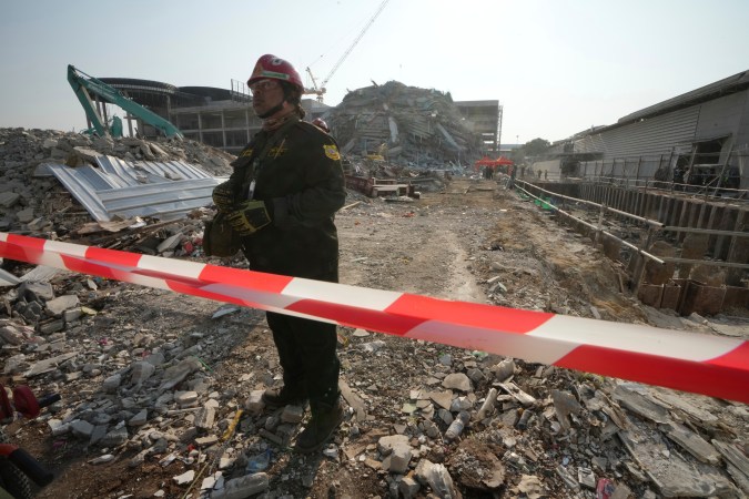 Potente terremoto en Myanmar y Tailandia deja destrozos y muertos.