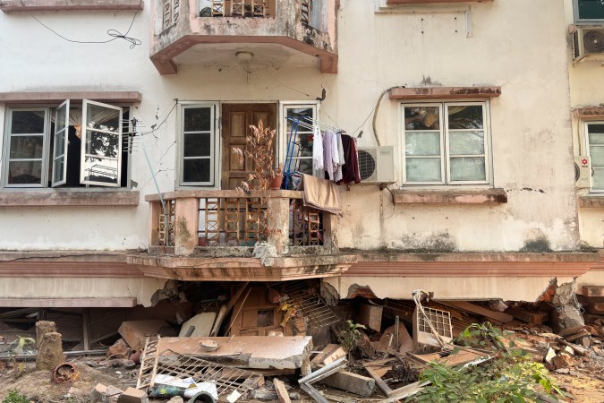 Potente terremoto en Myanmar y Tailandia deja destrozos y muertos.