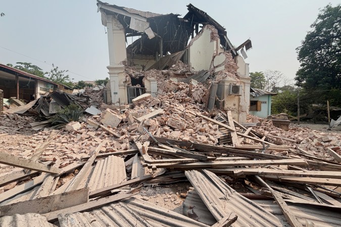 Potente terremoto en Myanmar y Tailandia deja destrozos y muertos.