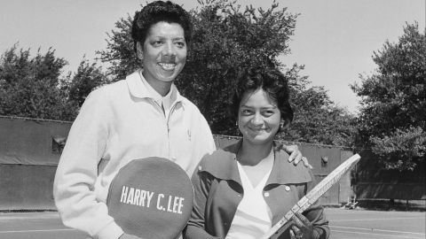 Yolanda Ramírez (d) posa junto a Althea Gibson en 1959.