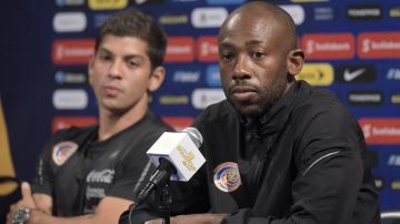 Cristian Gamboa (i) y Paulo Wanchope (d) durante una conferencia de prensa de la selección de Costa Rica.