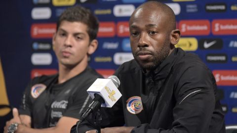 Cristian Gamboa (i) y Paulo Wanchope (d) durante una conferencia de prensa de la selección de Costa Rica.