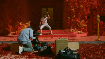 Pedro pascal en el set del cortometraje "Someday" para Apple.