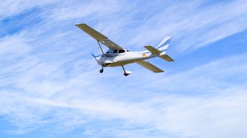 Los tres pasajeros del avión sobrevivieron al accidente, fueron rescatados con éxito y trasladados a un hospital local.