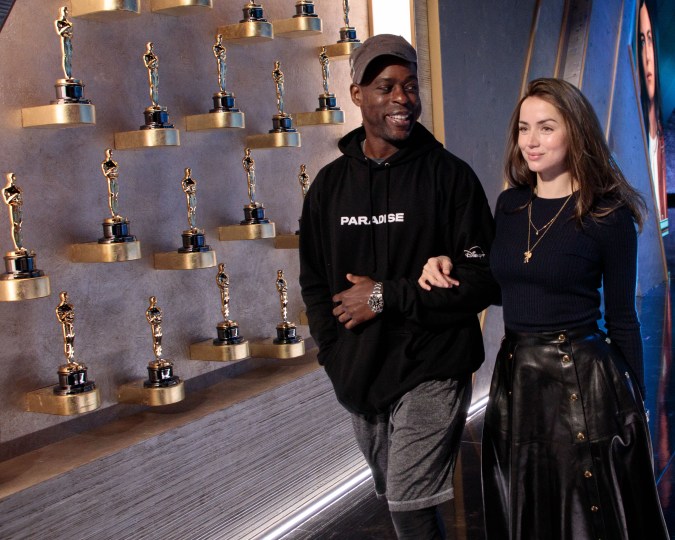 Sterling K. Brown y Ana de Armas en el backstage antes de entrar al escenario.