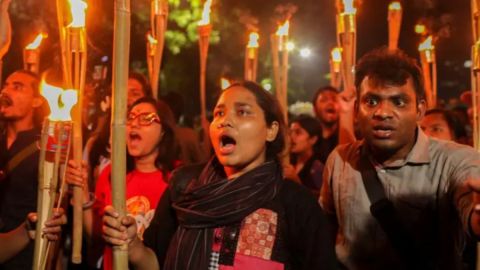 Miles de personas se han lanzado a las calles en las últimas horas en Bangladesh para protestar por la muerte de una niña que fue violada.