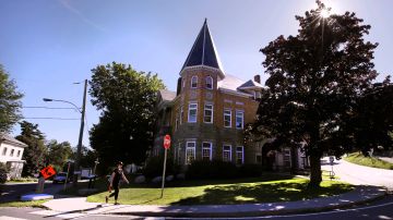 Una persona cruza la frontera entre Quebec y Vermont para una visita a la Biblioteca Haskell, con entrada en Derby Line, Vermont.