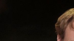 Izquierda: El presentador Conan O'Brien habla durante los Premios Oscar el domingo 2 de marzo de 2025 en el Dolby Theatre de Los Ángeles. (Foto AP/Chris Pizzello). Derecha: Karla Sofía Gascón posa a su llegada a la 50ª ceremonia de los Premios César el viernes 28 de febrero de 2025 en París. (Foto AP/Thomas Padilla).