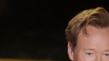 Izquierda: El presentador Conan O'Brien habla durante los Premios Oscar el domingo 2 de marzo de 2025 en el Dolby Theatre de Los Ángeles. (Foto AP/Chris Pizzello). Derecha: Karla Sofía Gascón posa a su llegada a la 50ª ceremonia de los Premios César el viernes 28 de febrero de 2025 en París. (Foto AP/Thomas Padilla).