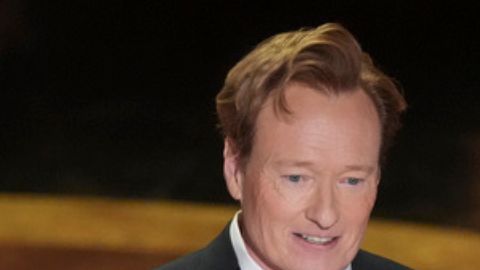 Izquierda: El presentador Conan O'Brien habla durante los Premios Oscar el domingo 2 de marzo de 2025 en el Dolby Theatre de Los Ángeles. (Foto AP/Chris Pizzello). Derecha: Karla Sofía Gascón posa a su llegada a la 50ª ceremonia de los Premios César el viernes 28 de febrero de 2025 en París. (Foto AP/Thomas Padilla).