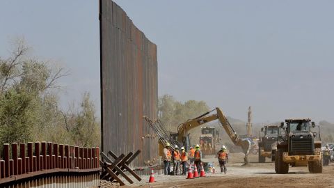 Un muro más reforzado se construirá en la frontera limítrofe con México