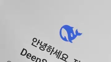 El modelo chino de inteligencia artificial DeepSeek tiene una nueva versión que, entre otras cosas, mejora el rendimiento de sus aplicaciones en ordenadores y dispositivos móviles.