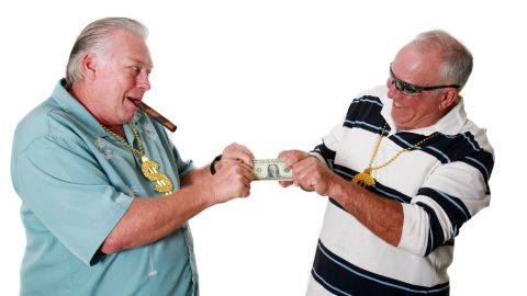 Dos hombres peleando por premio de lotería
