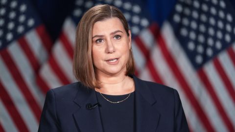 La senadora Elissa Slotkin, demócrata de Michigan, dio la respuesta demócrata al discurso del presidente Donald Trump, desde Wyandotte, Michigan.