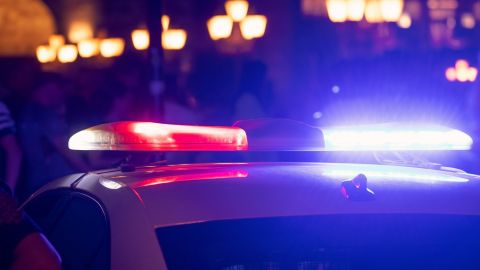 La policía informó que el sospechoso abrió fuego, hirió al adolescente en el brazo y rozó a la mujer en el pecho.